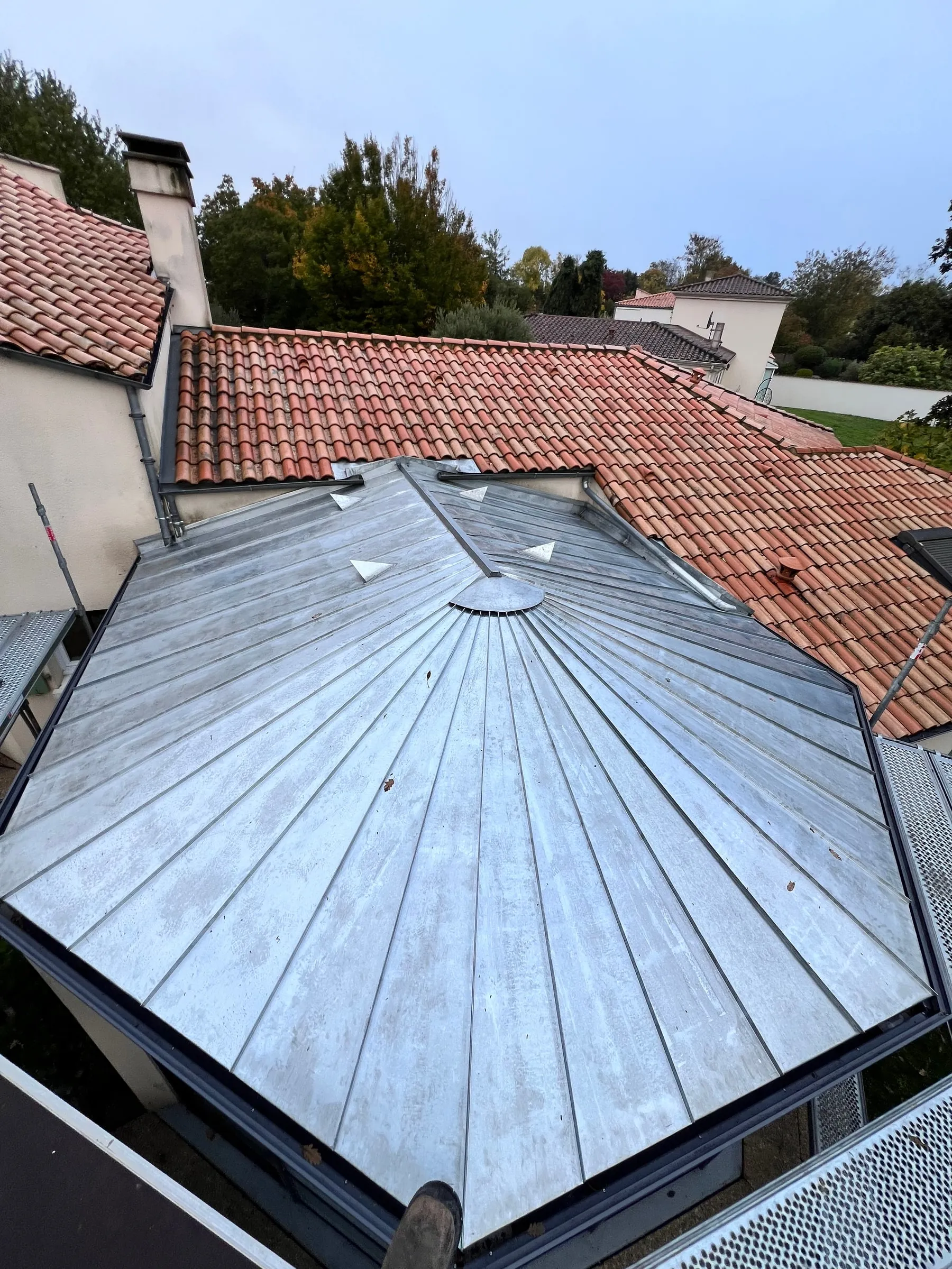 Chantier de couverture zinc à joint debout, Toitures Rochelaises